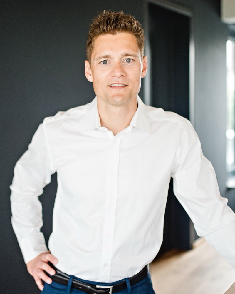 Daniel Oriwol im weißen Hemd, lächelnd